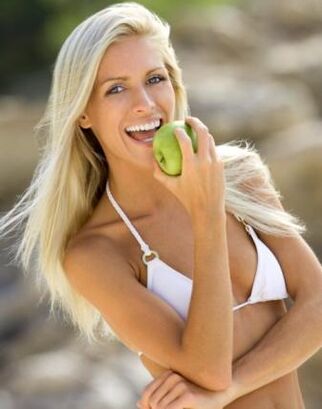 девушка ест яблоко для похудения на 10 кг за месяц